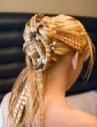 Blond, karbowane upięcie