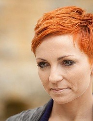 Fryzury Krótkie Na co dzień Proste z grzywką Rozpuszczone Kolorowe - 1213331