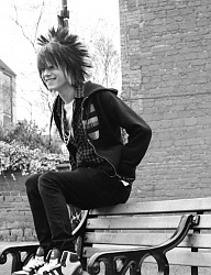 Fryzury Średnie Alternatywne EMO - 837690