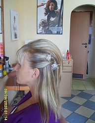 Upięcie z prostych blond włosów