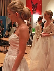 Fryzury Długie Ślubne Proste Upięcie Blond - 1216929