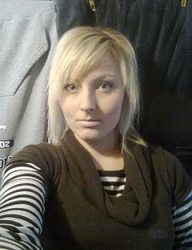 Krótkie blond włosy z grzywką