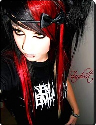 Czarno-czerwona, emo fryzura