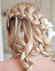 Fryzury Średnie Ślubne Kręcone Upięcie Blond - 1090229