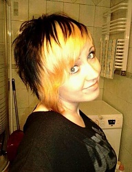 Fryzury Średnie Alternatywne EMO - 1076851