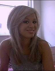 Blond włosy z ukośną grzywką