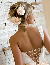 Piękna, ślubna fryzura z blond włosów