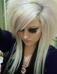 Fryzury Średnie Alternatywne EMO Blond - 1095119