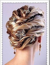 Ślubny styl, długie, blond włosy, oryginalne upięcie