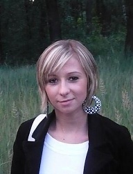 Krótkie włosy z blond pasemkami