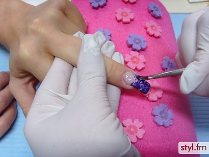 Krok 4) Nanosimy bezbarwny żel, przykrywając wykonane zdobienie. 