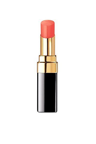 Chanel – Zainspirowana pieknymi wschodami słońca szminka Chanel Rouge Coco Shine Hydrating Sheer Lipshine w odcieniu Flirt dodaje ślicznego, pomarańczowego odcienia waszym ustom. 
