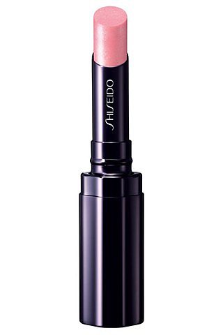 Shiseido -  Uroda na laleczkę jest jednym z największych trendów tej wiosny, a  Shimmering Rouge w kolorze Opal od Shiseido jest właśnie tym słodkim odcieniem różowego, który potrzebujesz.