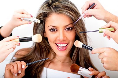 Kupując dowolny kosmetyk, staraj się wybrać ten o najlżejszej konsystencji. Od kilku lat w branży kosmetycznej hitem są produkty o konsystencji żelowej, które dodatkowo zawierają wiele substancji nawilżających. Musisz je koniecznie wypróbować! 