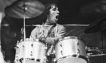 Keith John Moon był perkusistą zespołu The Who. Zmarł tragicznie w wieku 32 lat. W 1978 roku przedawkował alkohol i stanęło mu serce.
