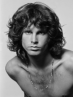 Jim Morrison dostał zawału serca licząc 27 wiosen. Do tragedii doszło w 1971 roku.