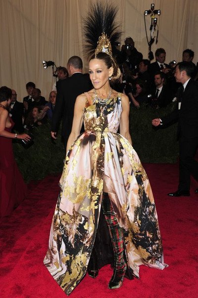Sarah Jessica Parker więcej na siebie już nie zdołała założyć. Szkoda, jakby dodała rękawiczki, być może padłby rekord. Niesmaku.