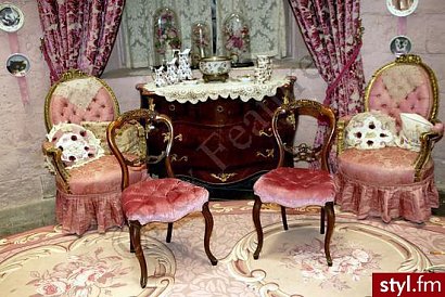 Urządzenie pokoju w stylu barokowym nie musi być bardzo drogie. Należy pamiętać, że efektu nie uzyskamy jedynie rzeźbioną szafką, ale równie ważne są dywan i ściany.