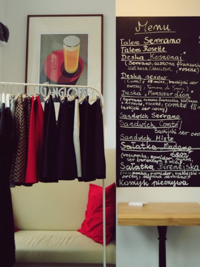 Wnętrze bistro. Przytulnie i kameralnie. Ale, ale.. wieszaki zwiastują modowe zamieszanie!