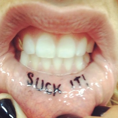 Ke$ha i jej tatuaż na wardze - przekaz pozostawimy bez komentarza.