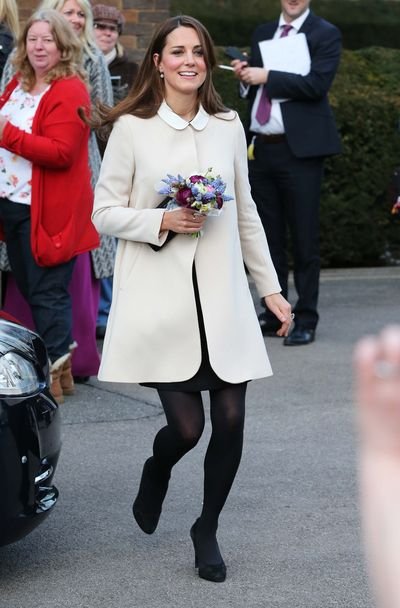 Kate wskazuje na nieśmiertelny trend lat 50., czyli rozszerzany płaszcz z kołnierzykiem.