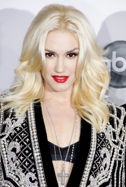 Jasną odsłonę tego typu urody prezentuje Gwen Stefani. Porcelanowa cera i platynowe włosy kontrastują z intensywną oprawą i kolorem oczu.