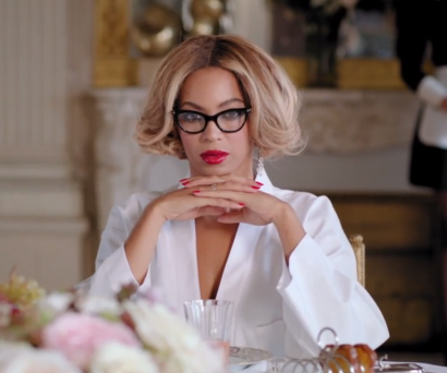 Pierwszy strój Beyonce to seksowna bielizna przykryta białym szlafrokiem. Gwiazda imponująco przedstawia się jako atrakcyjna pani domu.