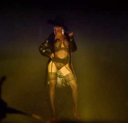 Trzeci strój Beyonce jest bardzo odważny - gwiazda zaprezentowała się jako typowa panna lekkich obyczajów czekająca przy drodze na klientów. Beyonce poszła na całość.