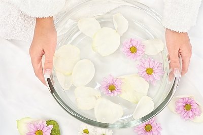 Rozstaw kilka pojemników z wodą. To świetny sposób, który odkryłam podczas suszenia prania na przenośnej suszarce. Po praniu i rozwieszeniu ubrań, postawiłam suszarkę w pokoju, w którym akurat przebywałam. Dzięki parowaniu wody z ubrań, powietrze było chłodniejsze. Tak samo będzie np. z miednicą.