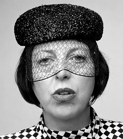Isabella Blow - dziennikarka mody, ikona stylu. W 2007 roku powiedziała bliskim, że idzie na zakupy, po czym wypiła silny środek na chwasty. Żyła 48 lat.