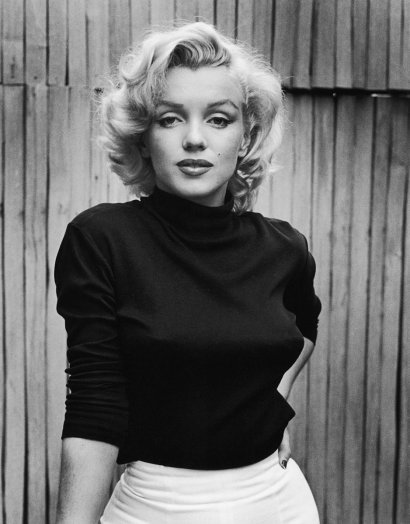 Marilyn Monroe - aktorka i modelka. Wokół śmierci gwiazdy krążyło wiele plotek, najprawdopodobniejszą przyczyną okazało się przedawkowanie silnych leków. Odeszła w wieku 36 lat w 1962 roku.