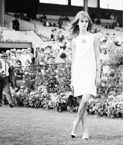 Jean Shrimpton w mini sukience na torach wyścigowych w 1965 roku, Melbourne Cup Carnival, otoczona sukniami do kolan, wielkimi kapeluszami i długimi rękawiczkami.