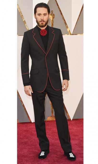 Jared Leto - z czerwonym kwiatem w kołnierzyku wyglądał jak tancerz flamenco albo boy hotelowy. I te pantofle ze smokiem... 
