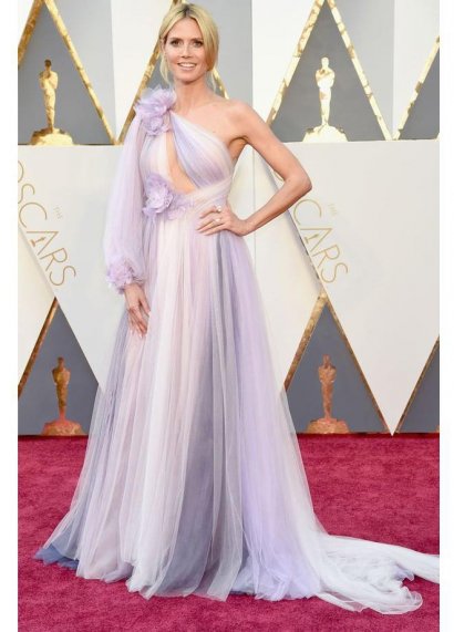 Heidi Klum - w liliowej sukience Marchesy  wyglądała mdło i kiczowato (fatalny rękaw). Look nimfy zupełnie nie pasuje do urody modelki. 