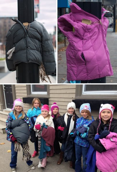 Dzieci roznoszą zimowe kurtki, które przeznaczone są dla bezdomnych.