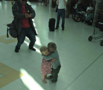 Urocze maluchy, które poznały się na lotnisku i postanowiły się przytulić