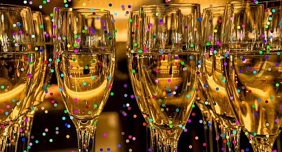 Szampana piccolo, brokatu na czoło, uśmiechu na twarzy, szampańskiej zabawy, życzeń serdecznych, wspomnień najlepszych oraz braku kaca kiedy w Nowym Roku pamięć wraca.