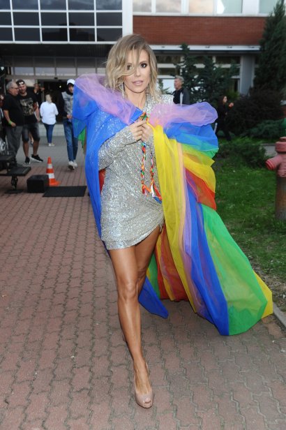 Założyła płaszcz z tęczowej flagi, czym wsparła środowiska LGBT