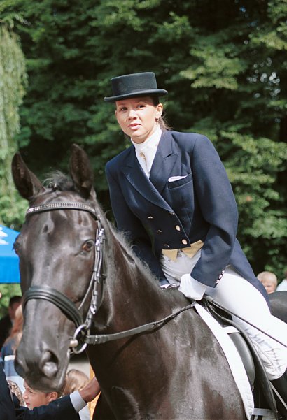 Dziennikarka jest wielbicielką wyścigów konnych. Na zdjęciu: Kinga Rusin, 2001 rok