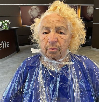 Tak 80-letnia babcia makijażystki wyglądała przed metamorfozą...