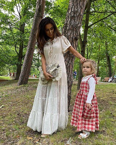 Chodziło o tę sukienkę w kratę! Fanki uznały, że jest nieładna, a mała Mia wygląda jak Amiszka. Czy Waszym zdaniem sukienka jest brzydka?