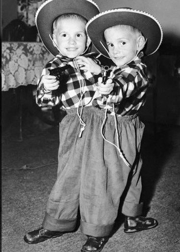 Bracia przyszli na świat w 1951 roku