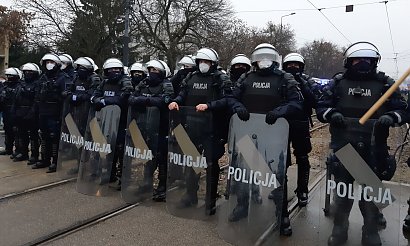 Kilkuset policjantów pilnowało domu Jarosława Kaczyńskiego podczas Strajku Kobiet. Zobacz zdjęcia