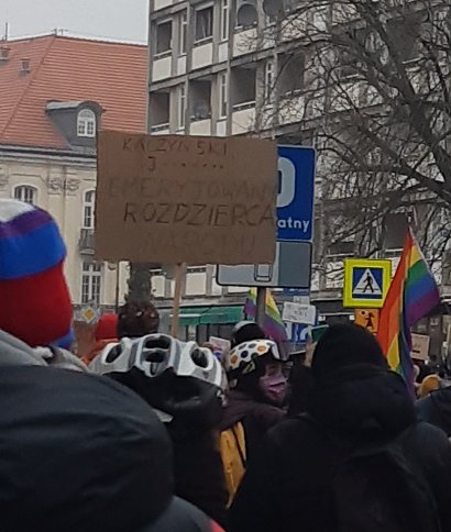 Hasła z transparentów: Kaczyński - emerytowany rozdzierca narodu
