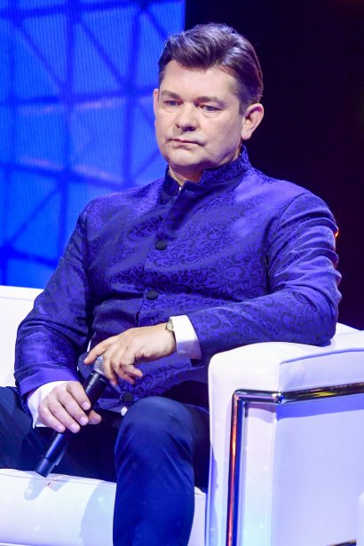 co najmniej pięć razy...