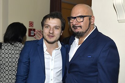 25-letni syn może pochwalić się bujną fryzurą, a okazuje się, że...
