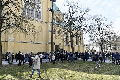 Tłum ludzi, który zebrał się pod katedrą