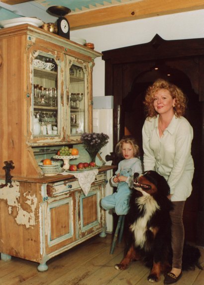 Magda Gessler w rudych naturalnych włosach, 1999 rok (z córką Larą w ich domu)