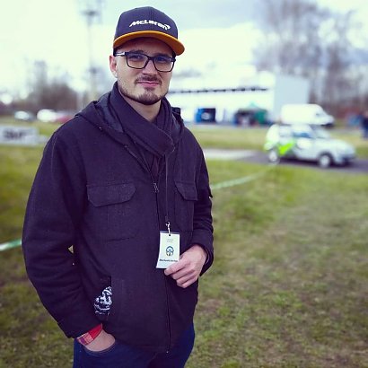 Maciej na Instagramie zamieścił to aktualne zdjęcie! Wygrał wyścig samochodowy!