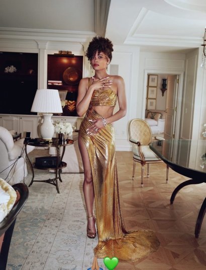 36-latka miała na sobie długą złotą metaliczną sukienkę z kolekcji Vera Wang Haute Couture.